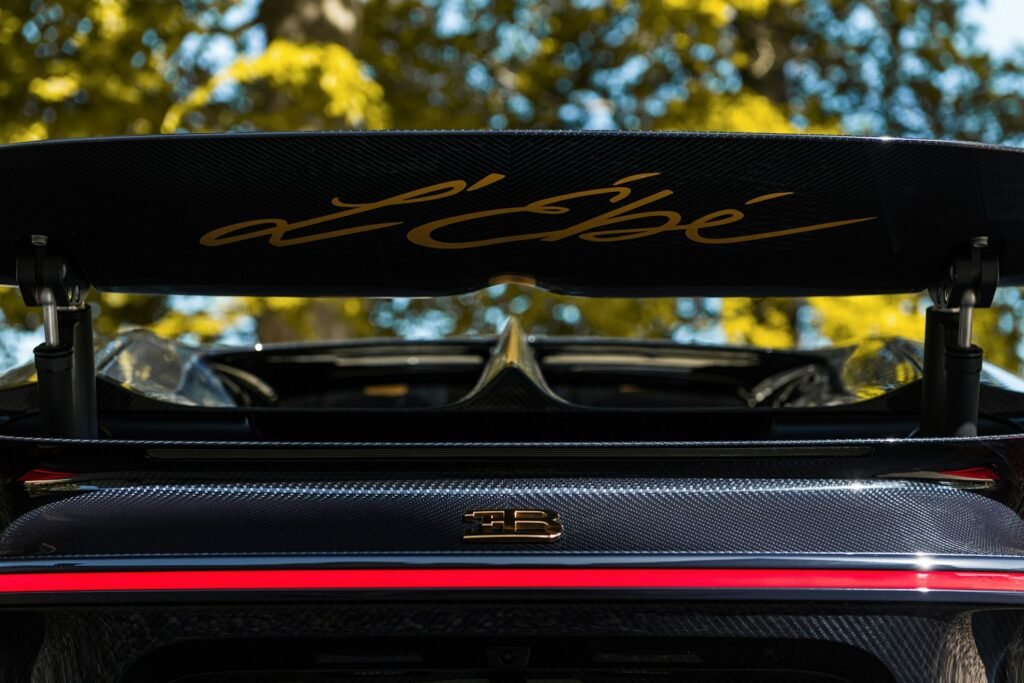 Firma L’Ébé en alerón trasero del Bugatti Chiron L’Ébé | VALLTRO